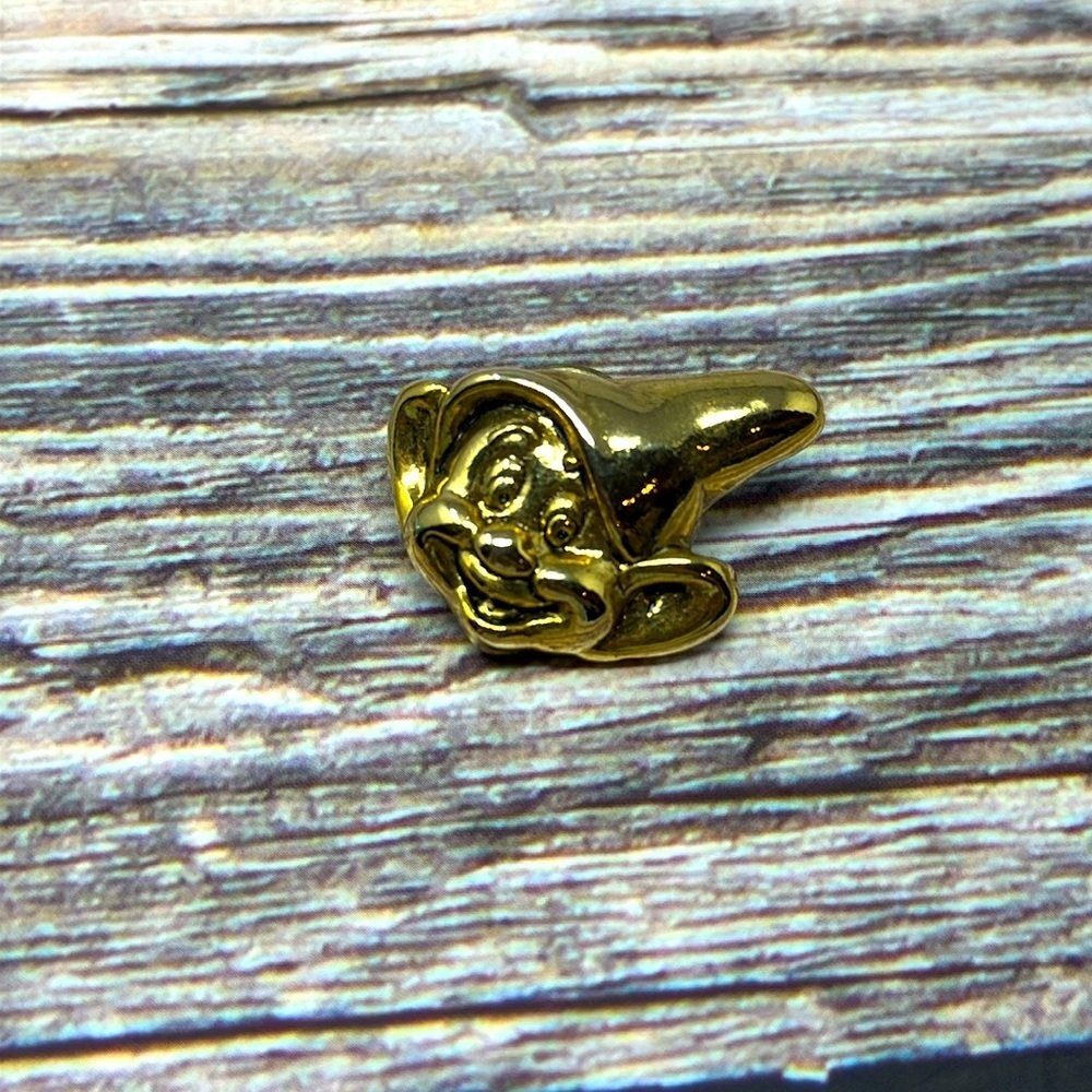 WALT DISNEY - Goldtone Snow White & The Seven Dwarfs Collectors PIN SET​​​ - Picture 8 of 9